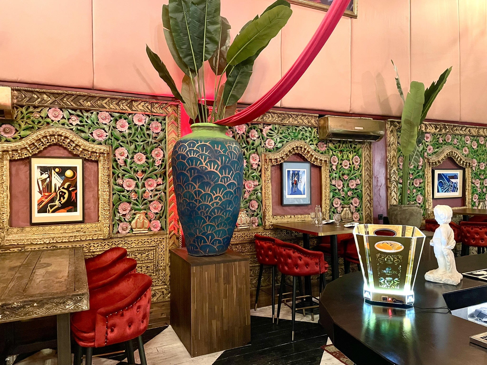 Mark Kostabi Manna La Roosa restoranis